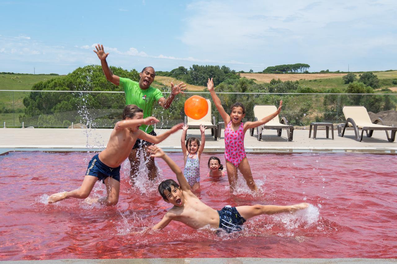 Vila Gale Sintra Exteriér fotografie Family in a swimming pool